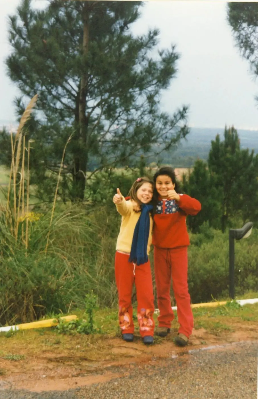 Due bambine in tuta rossa