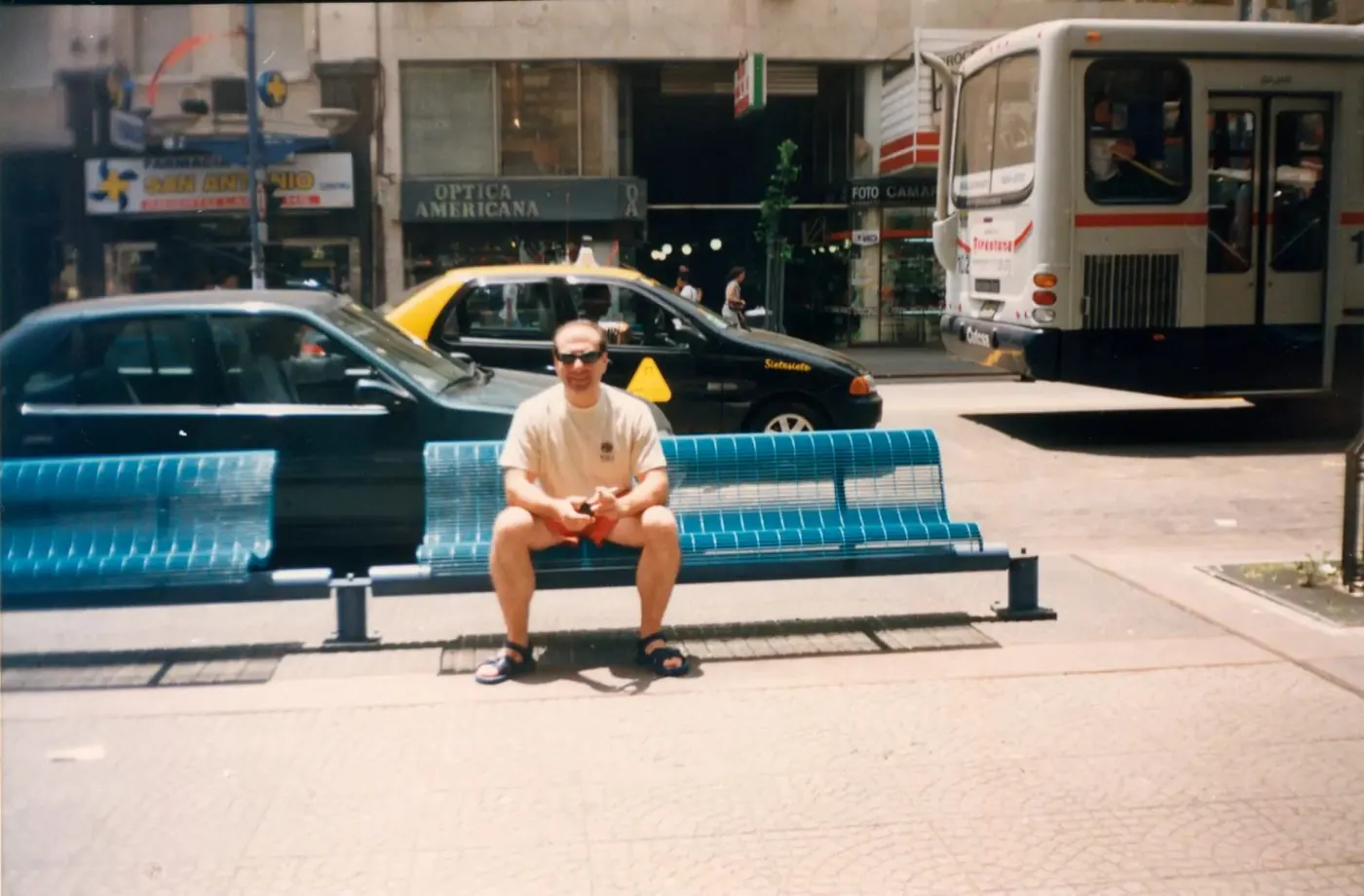 Mario seduto su una panchina in una strada di Montevideo