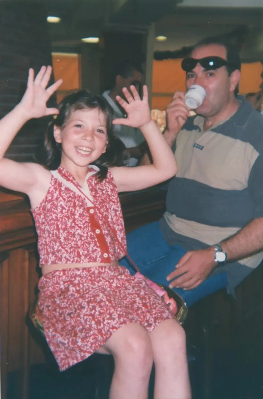Mario al bancone di un bar con Jessica