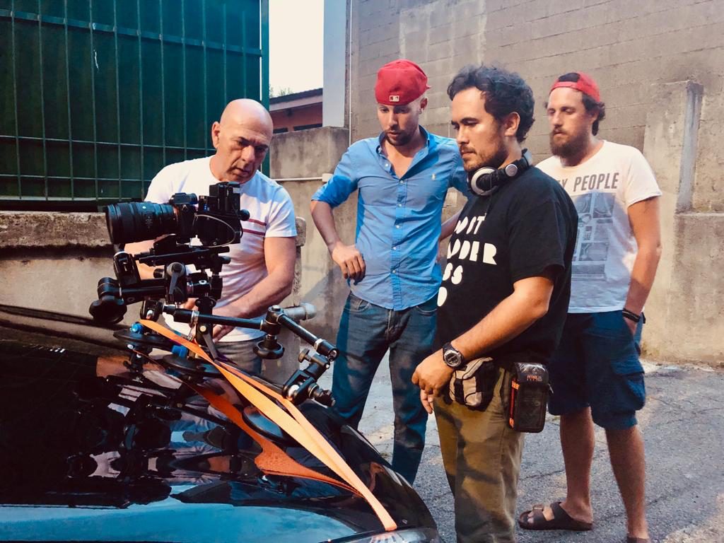 Mario e la troupe montano la camera car sul set